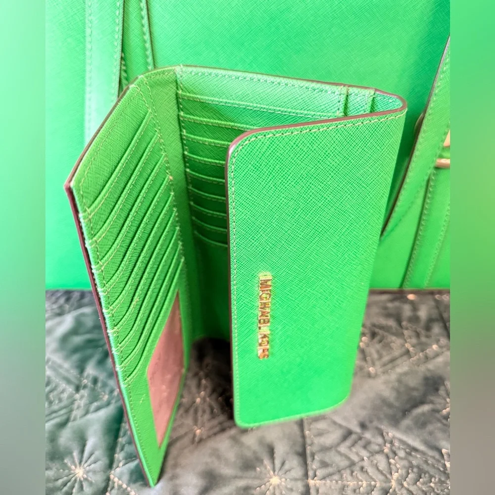 BARELY USED ….. MICHAEL KORS JET SET TOTE BAG w/WALLET & DUST BAG - Picture 10 of 10